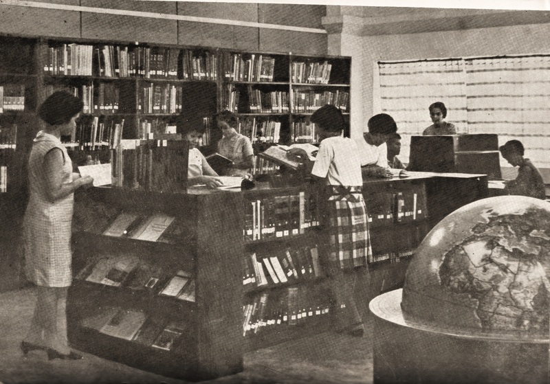 item thumbnail for MLS students in the ILS Library ca. 1960s